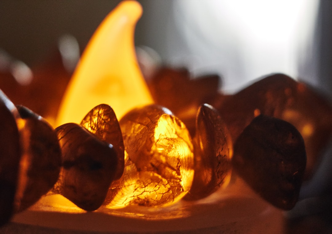 Amber vs Gold: How to Tell Them Apart