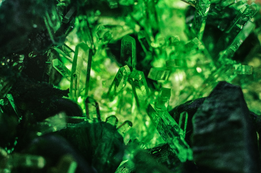colors that go with emerald — guide and examples