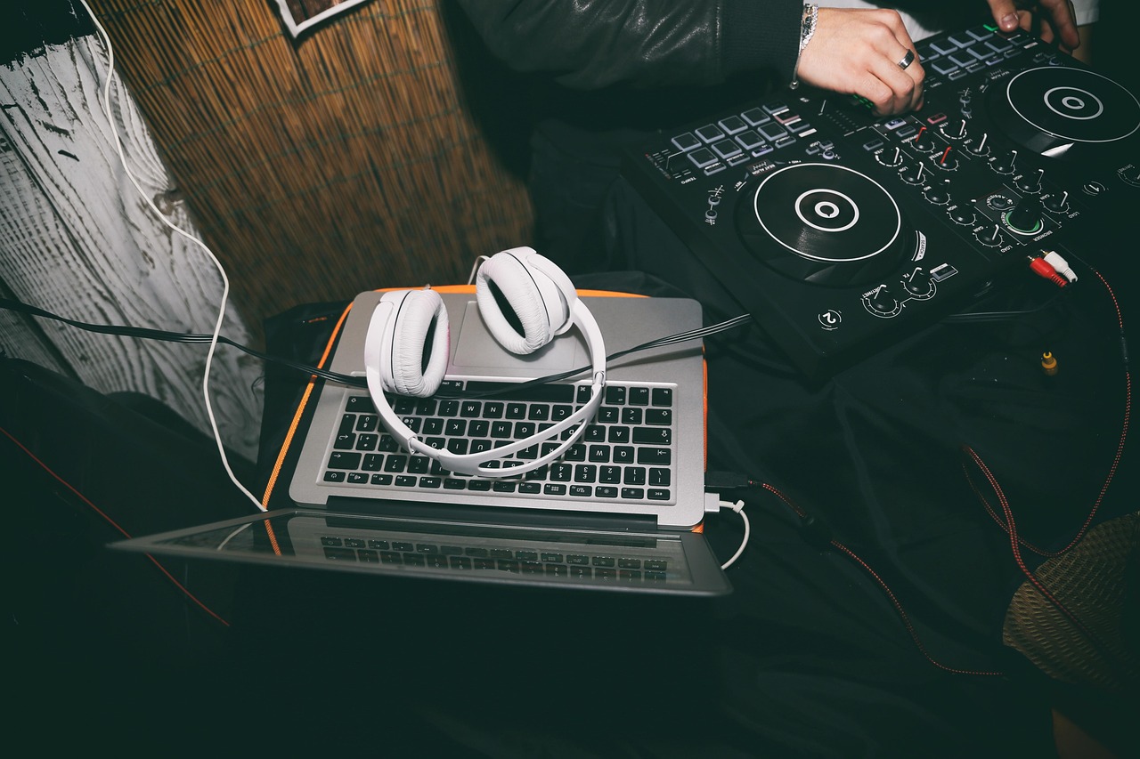dj logo — guide and examples